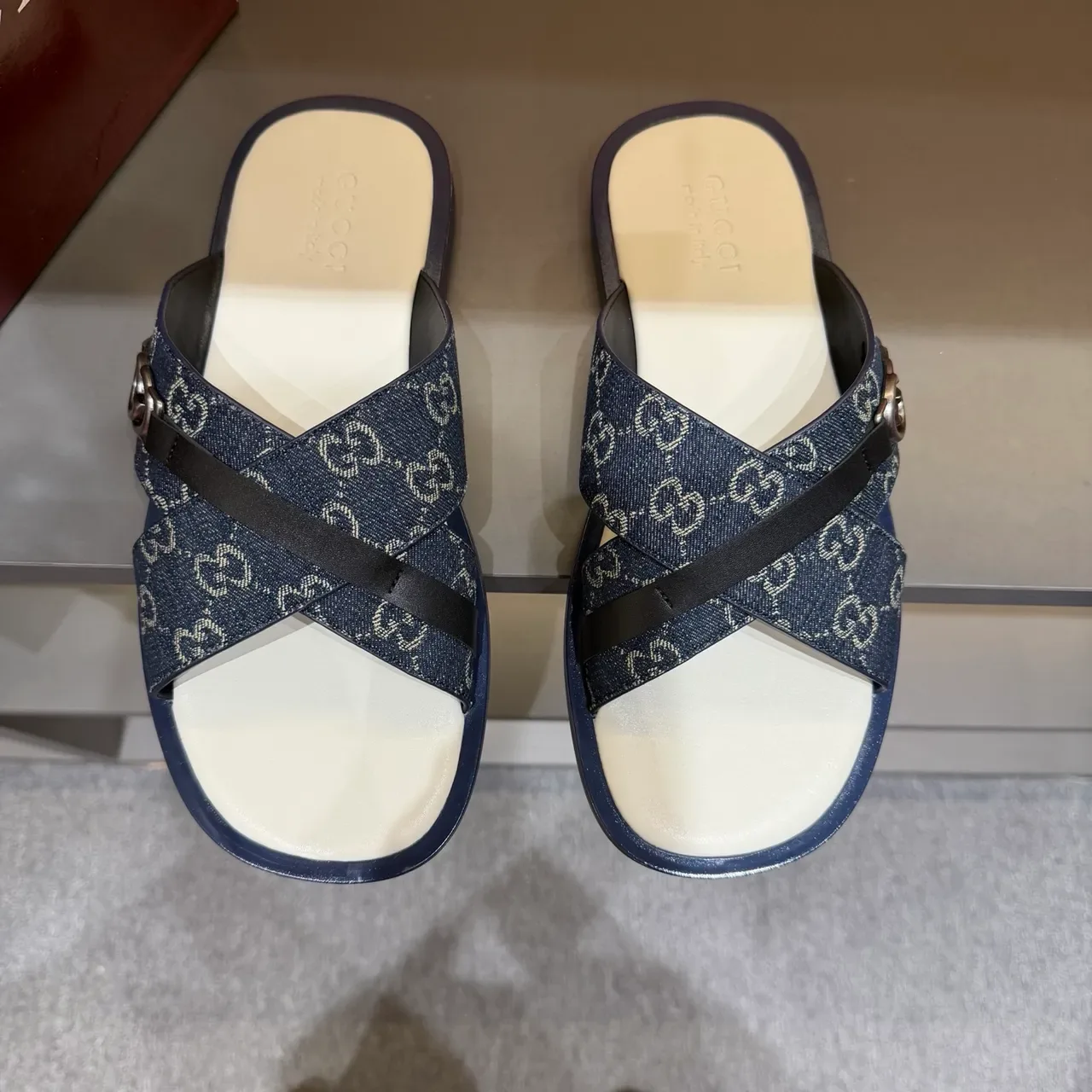 Gucci Screener Sandálias Slide com correa cruzada e impressão de logo 10