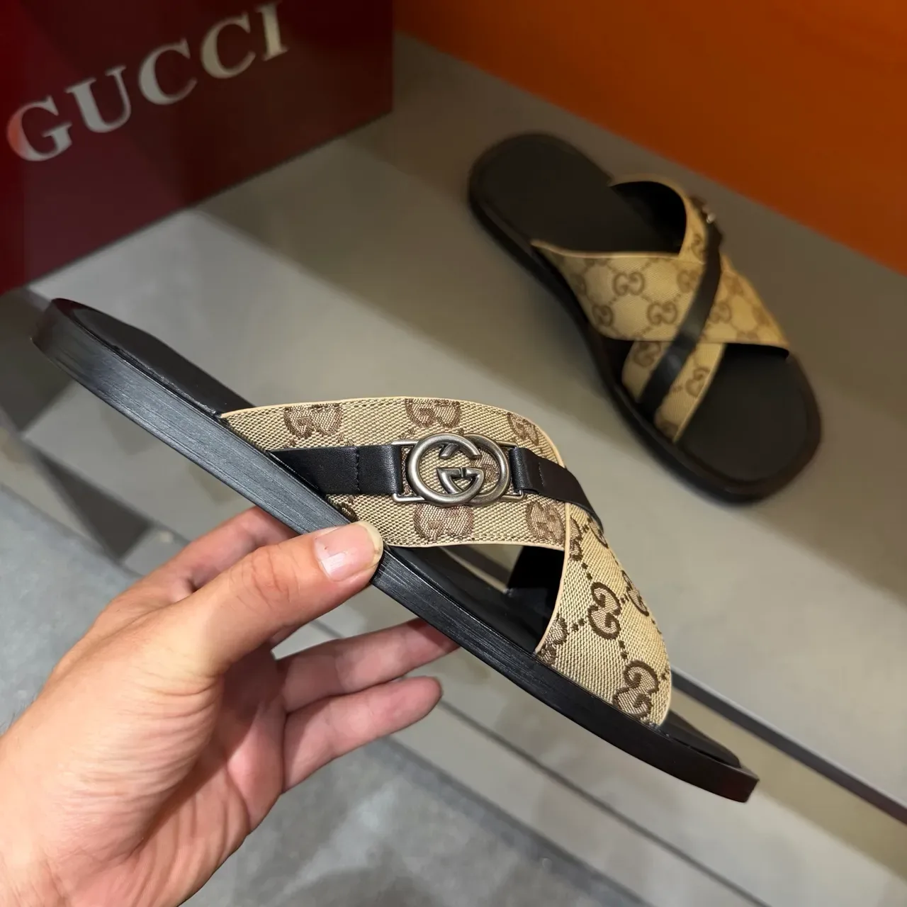 Gucci Screener Sandálias Slide com correa cruzada e impressão de logo 11