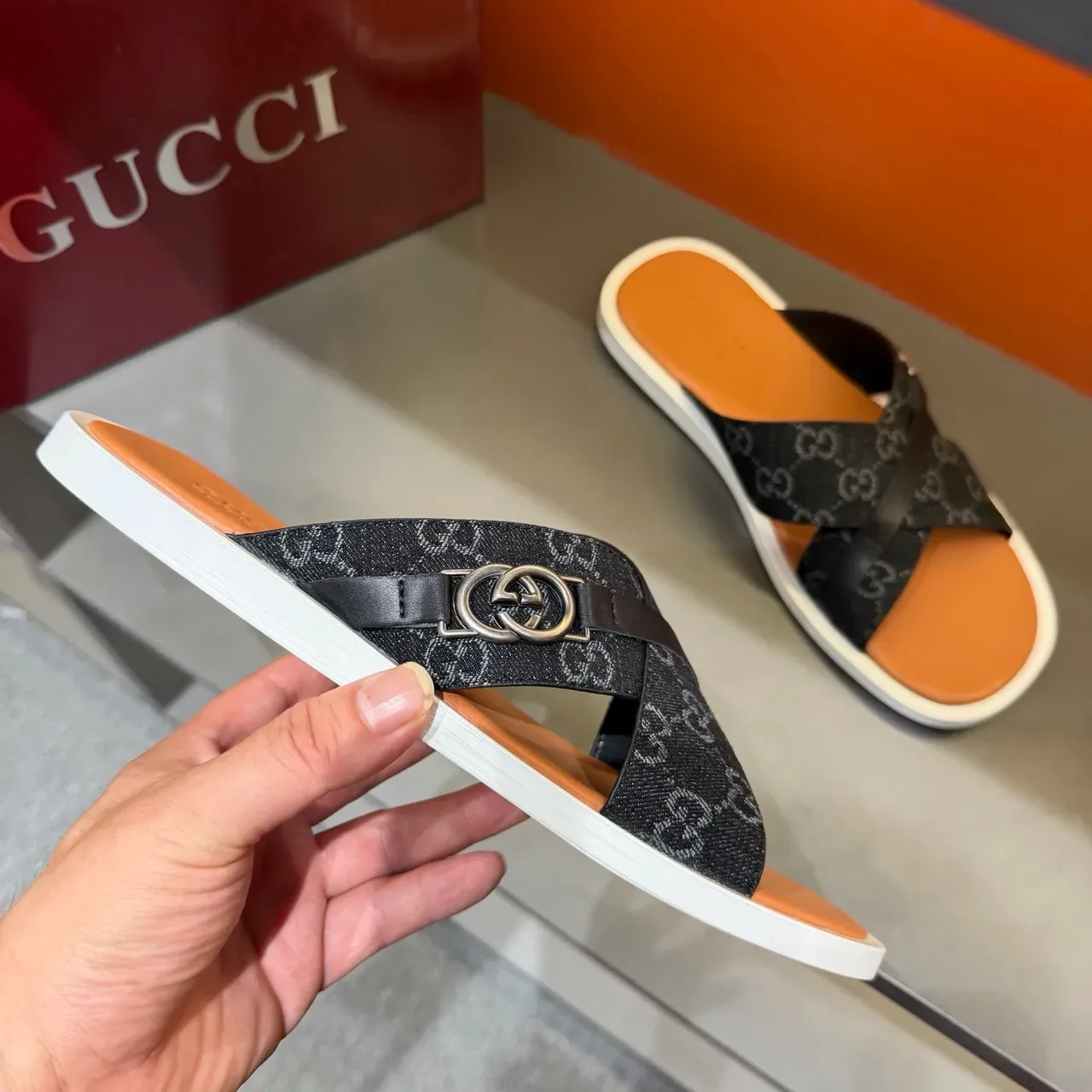 Gucci Screener Sandálias Slide com correa cruzada e impressão de logo 12