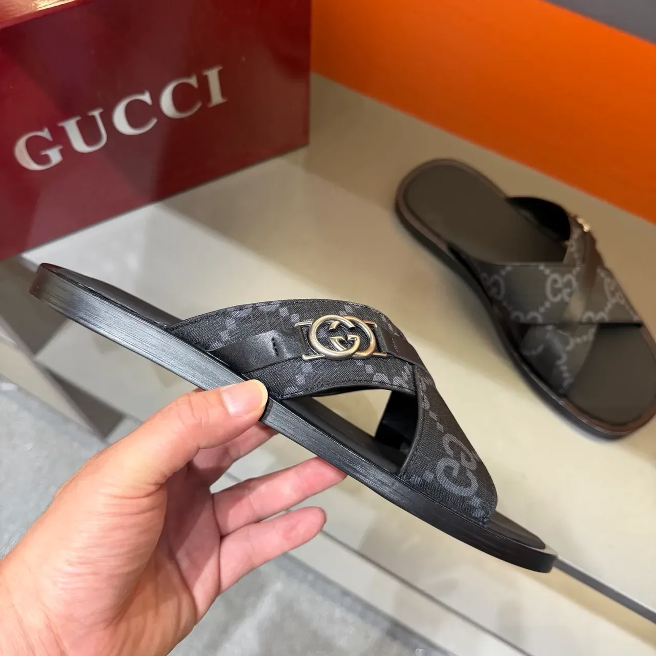 Gucci Screener Sandálias Slide com correa cruzada e impressão de logo 13