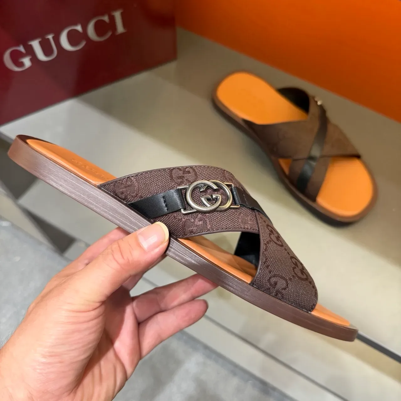 Gucci Screener Sandálias Slide com correa cruzada e impressão de logo 14