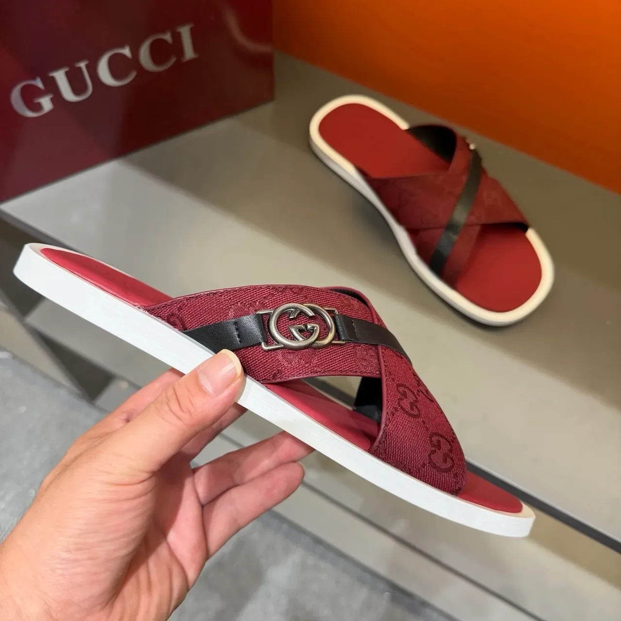 Gucci Screener Sandálias Slide com correa cruzada e impressão de logo 15