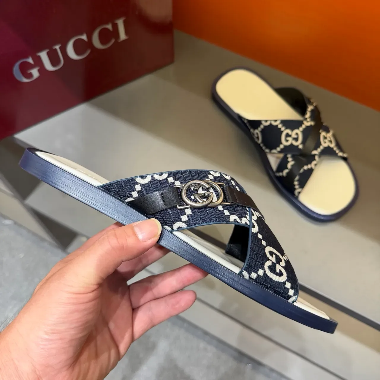Gucci Screener Sandálias Slide com correa cruzada e impressão de logo 16