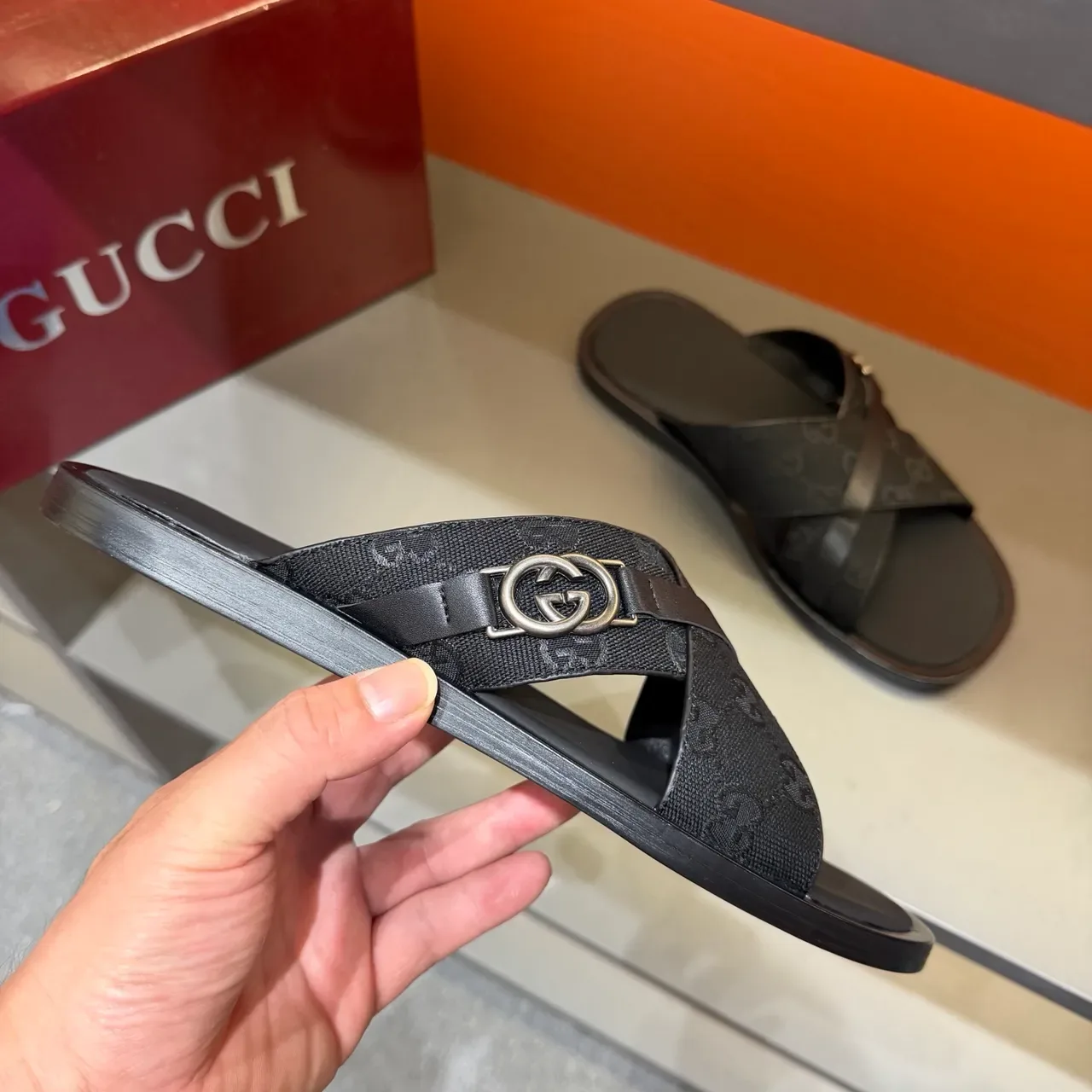 Gucci Screener Sandálias Slide com correa cruzada e impressão de logo 17