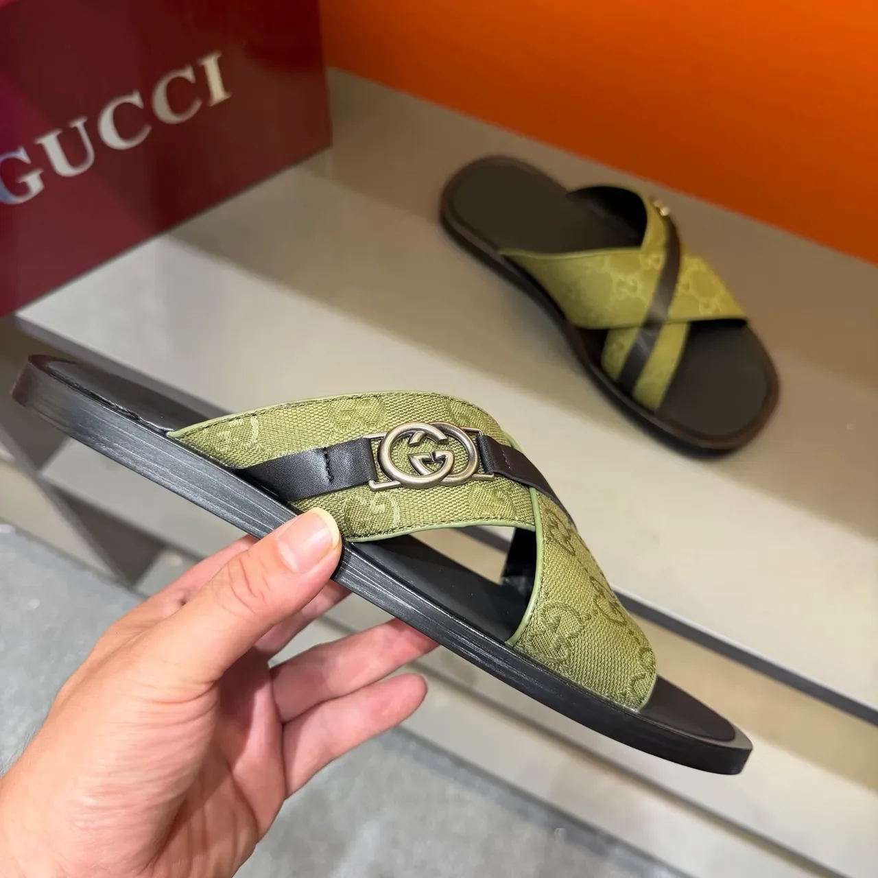 Gucci Screener Sandálias Slide com correa cruzada e impressão de logo 18