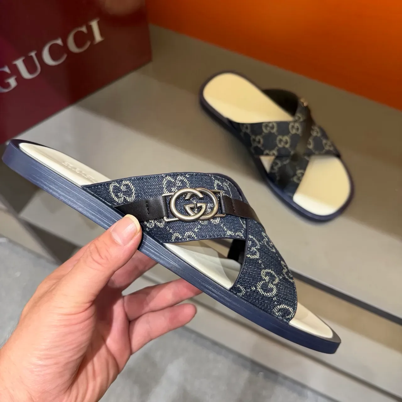 Gucci Screener Sandálias Slide com correa cruzada e impressão de logo 19