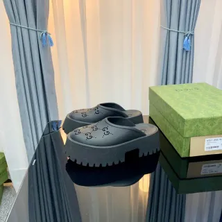 Gucci Screener Sandalias de plataforma Gris oscuro con logo perforado