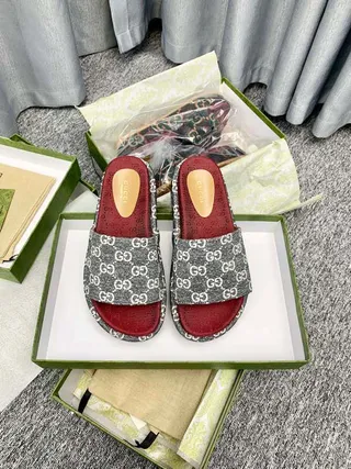 Gucci Screener رمادي GG Monogram أحمر باطن نعال 4