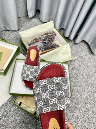 Gucci Screener رمادي GG Monogram أحمر باطن نعال 5