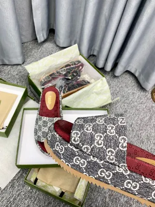 Gucci Screener رمادي GG Monogram أحمر باطن نعال 6