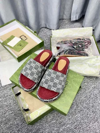 Gucci Screener رمادي GG Monogram أحمر باطن نعال 7