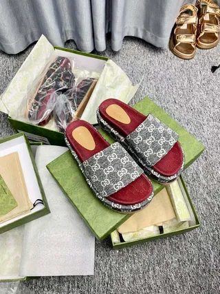 Gucci Screener رمادي GG Monogram أحمر باطن نعال 8