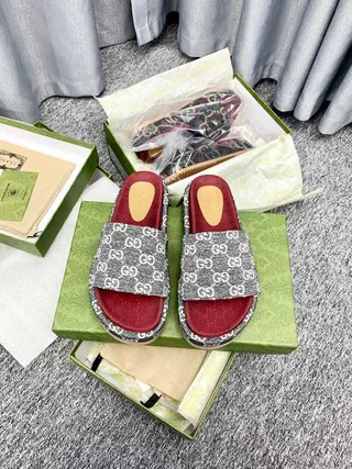 Gucci Screener رمادي GG Monogram أحمر باطن نعال 9