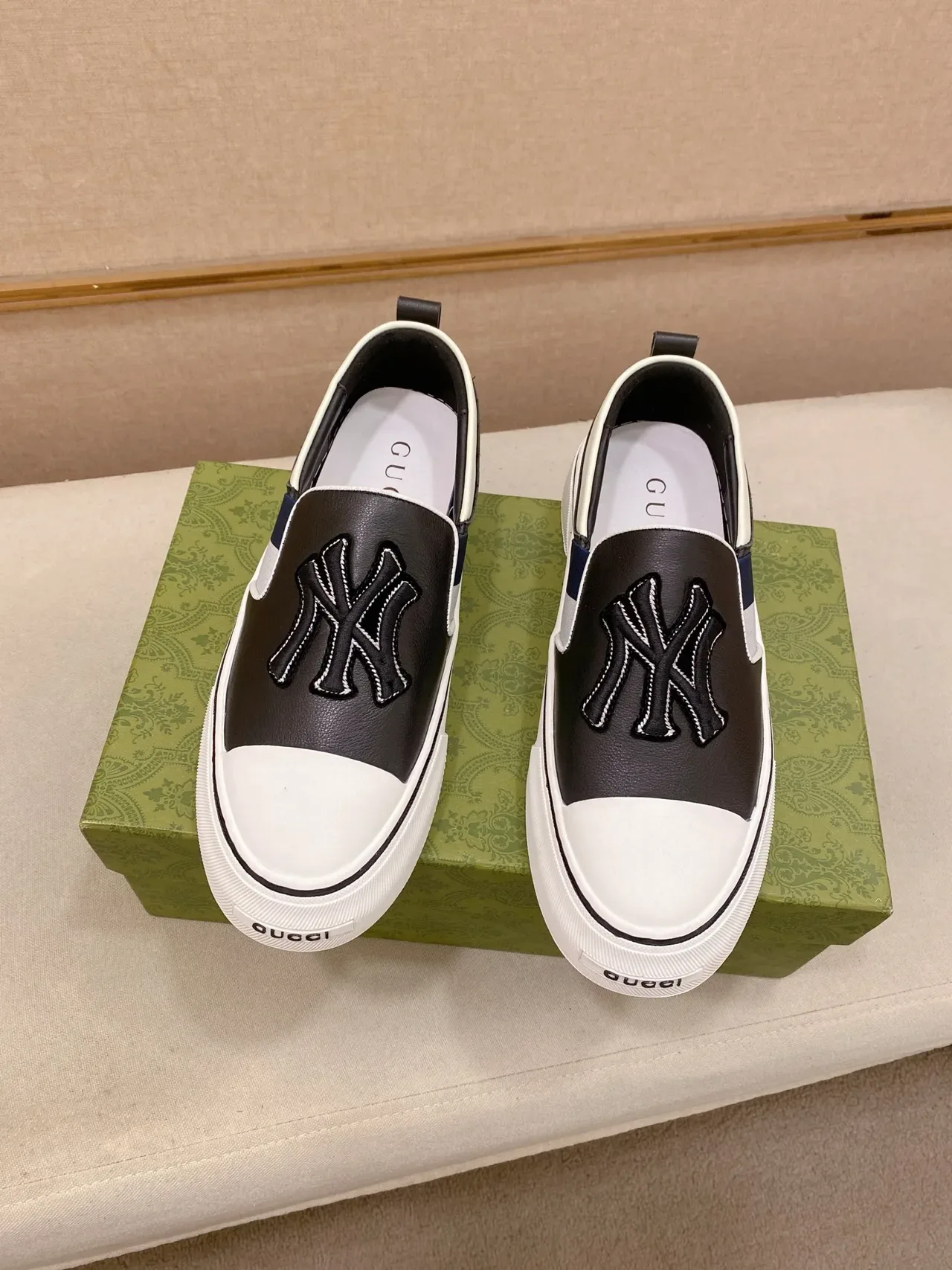 Gucci Screener NY Logo স্লিপ-অন লাইফস্টাইল স্নিকার 5