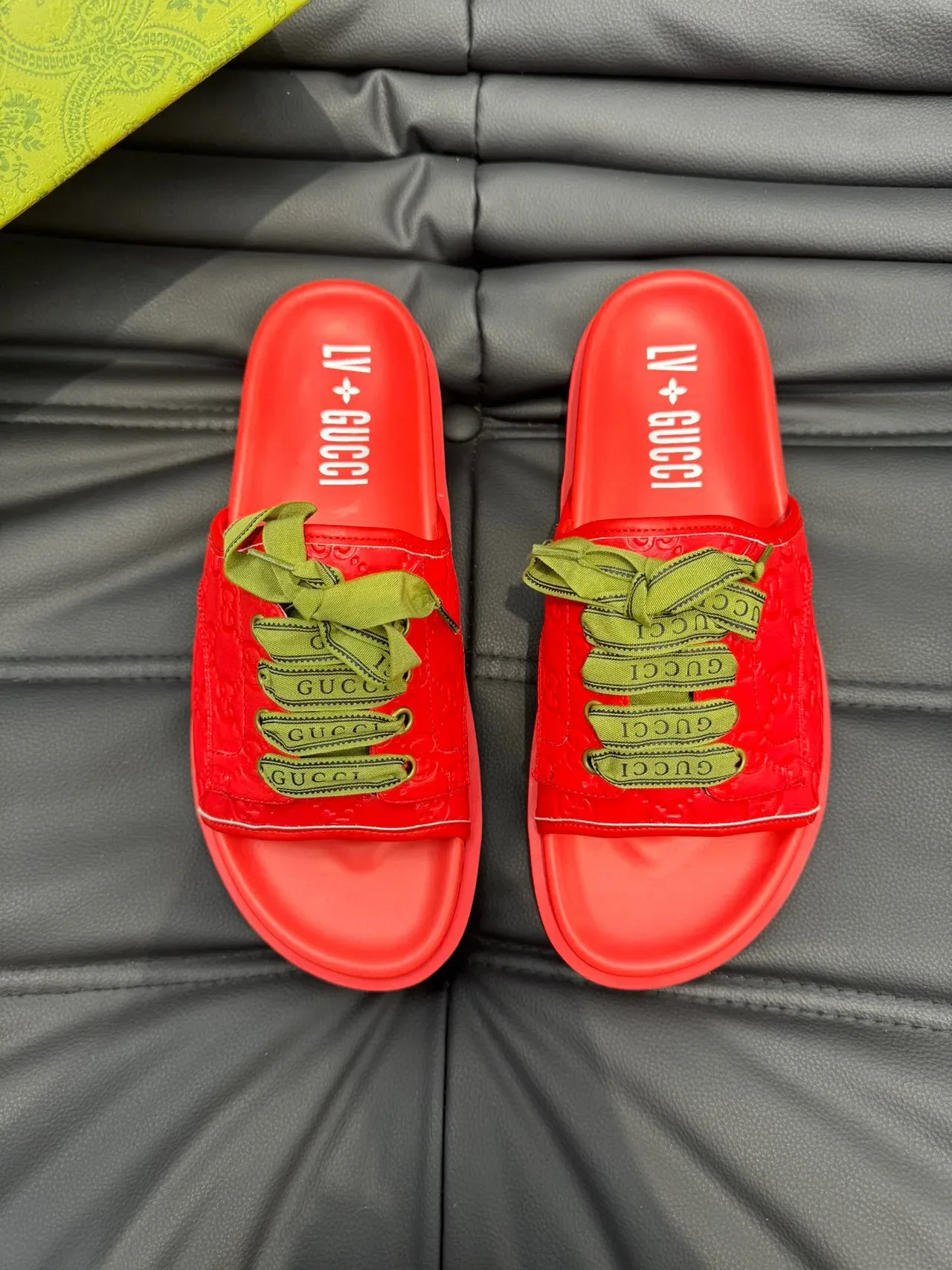 Gucci Screener Vermelho Verde GG Monogram Embossed Leather Olive Ribbon Laces Chinelos 2