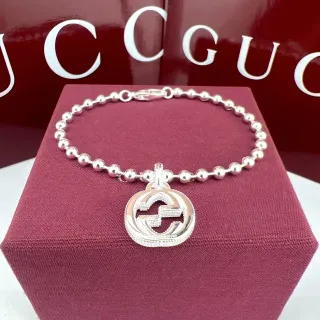 Gucci سوار فضي بورجوندي متدلي بالخرز سلسلة كرات interlocking G قلادة