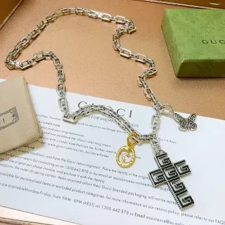 Gucci Collier Chaîne de maillons gravés avec charms multiples en argent et or