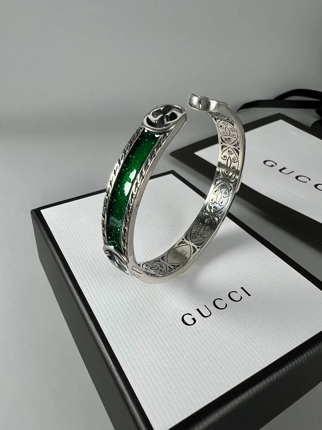 Brazalete Gucci Plata Verde Apertura Grabado Motivo Floral 2