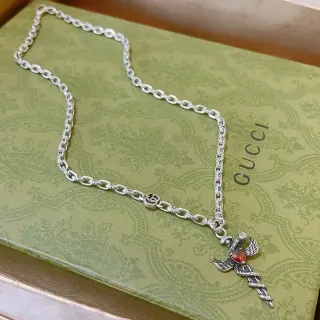 Gucci রূপালী লাল চেইন লিঙ্ক উড়ন্ত খড়্গ পেন্ড্যান্ট মালা