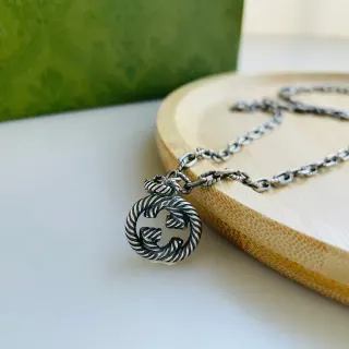 Colar Gucci Prateado Cordo Trançado Motivo Interlocking G Logo