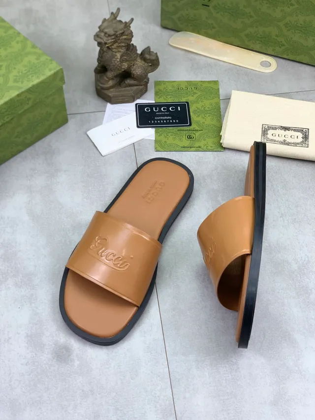 Gucci Slide Black Beige Embossed Logo Strap Glossy Patent-Like Upper Slippers 6