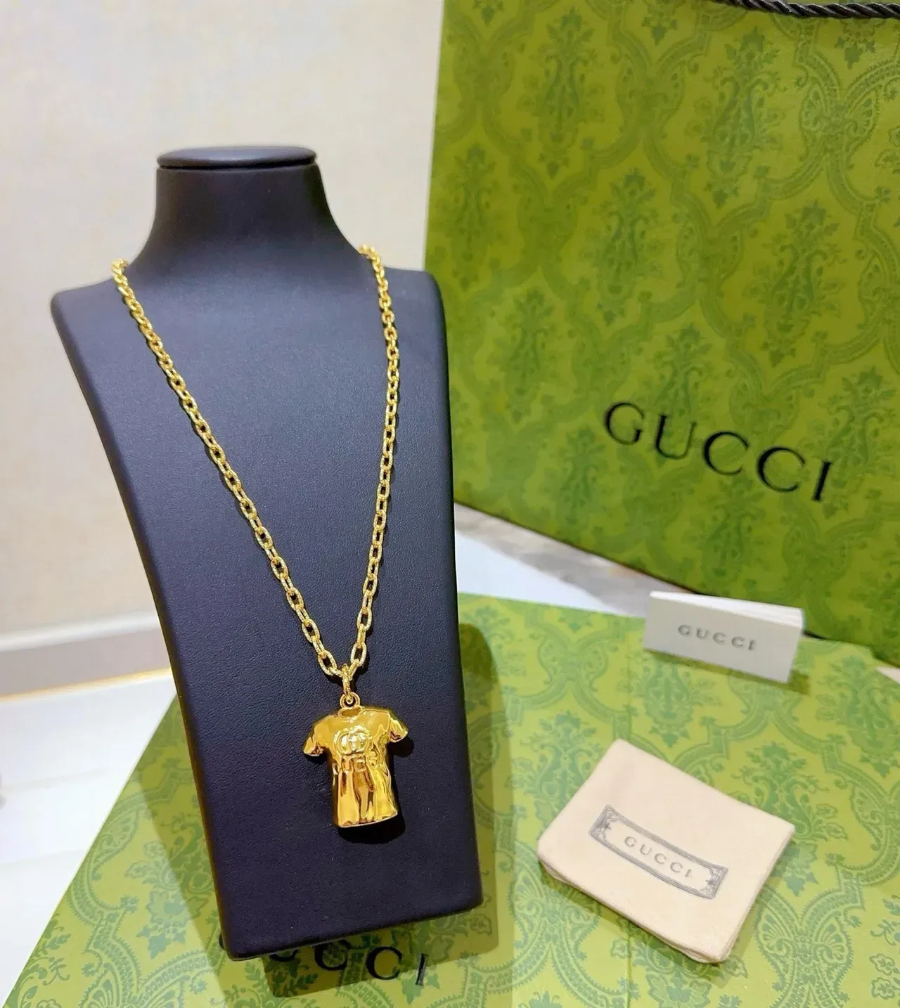 Collier Gucci Pendentif T-Shirt Chaîne Dorée 4