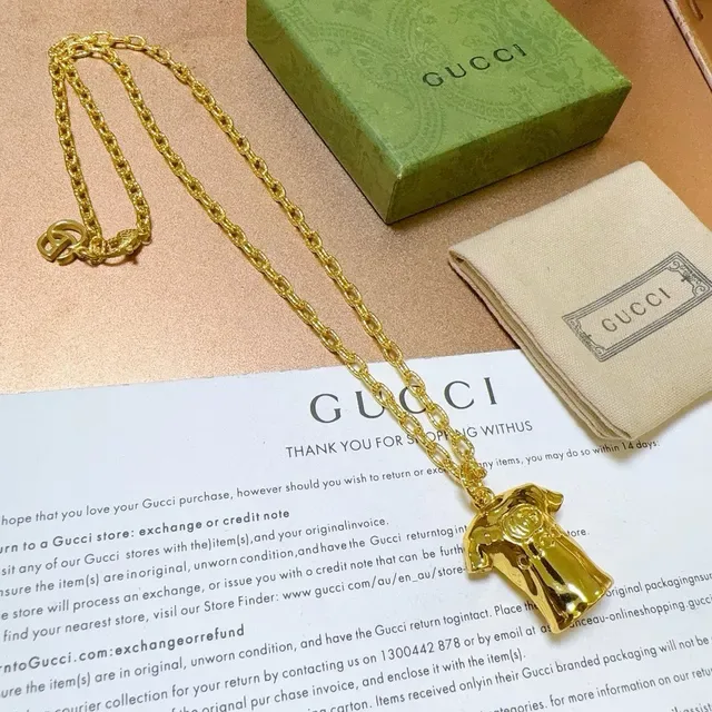 Collier Gucci Pendentif T-Shirt Chaîne Dorée 5