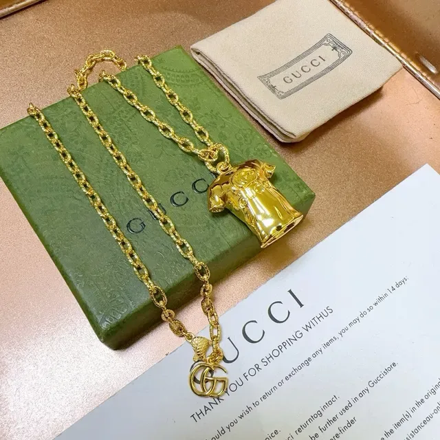 Collier Gucci Pendentif T-Shirt Chaîne Dorée 6