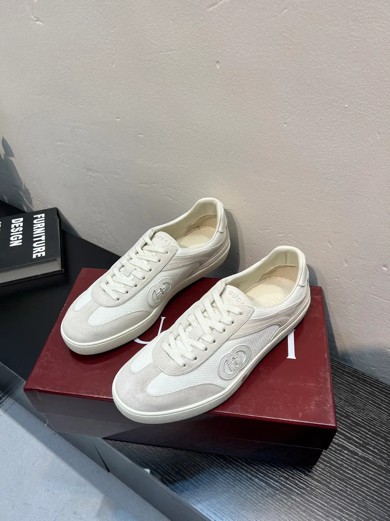 Gucci Tennis 1977 Off-White malha e camurça tênis lifestyle 3