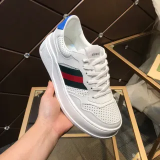 Gucci Zapatillas Lifestyle Blancas Azules de Cuero Perforado con Rayas Web