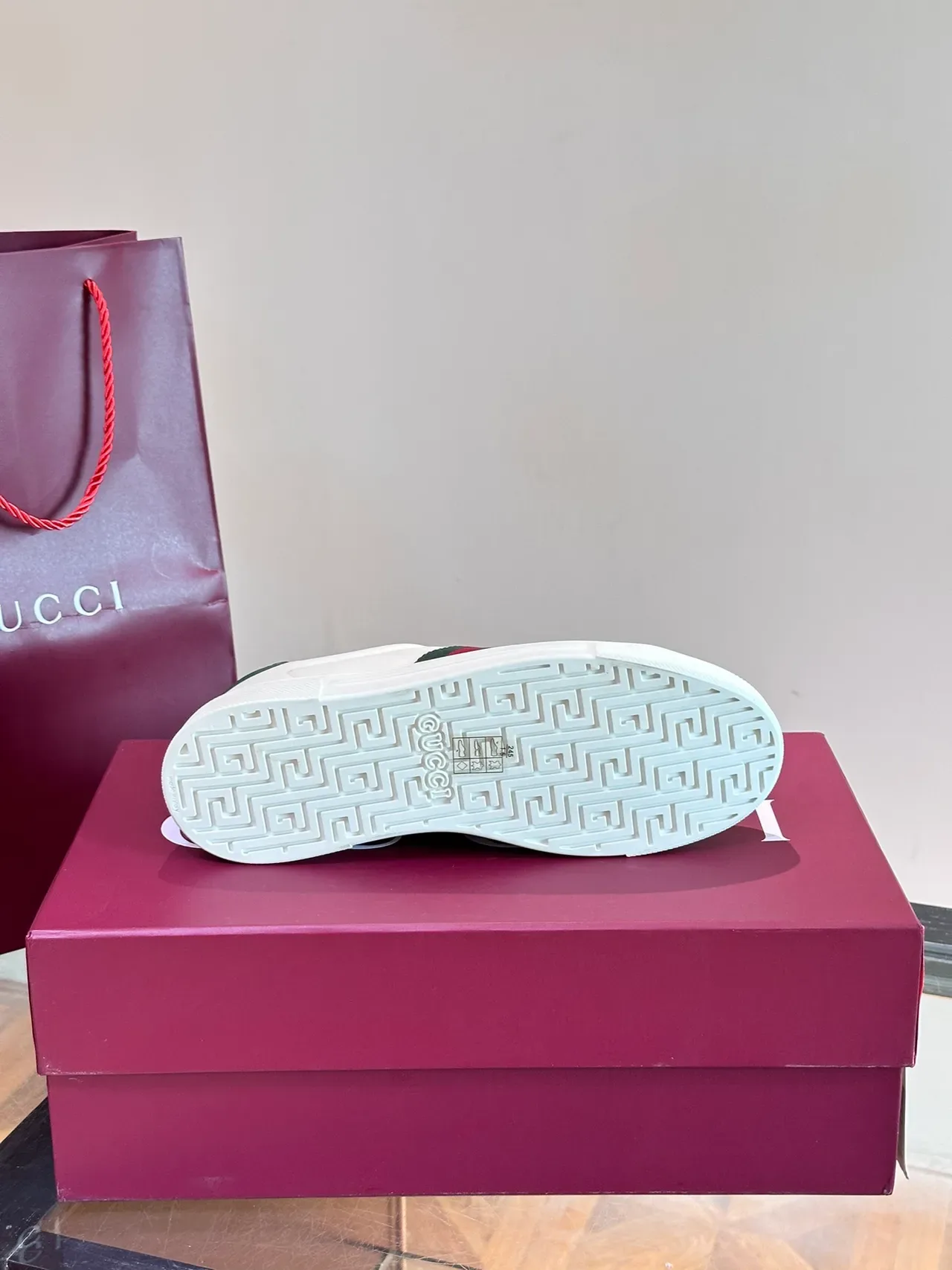 Gucci Tênis Lifestyle Branco e Verde de Couro Web Stripe Side Panel 2