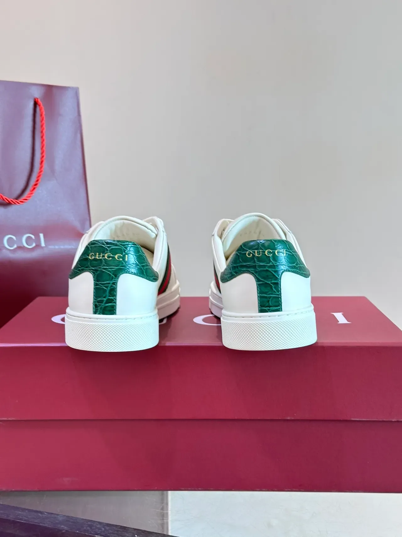 Gucci Tênis Lifestyle Branco e Verde de Couro Web Stripe Side Panel 3