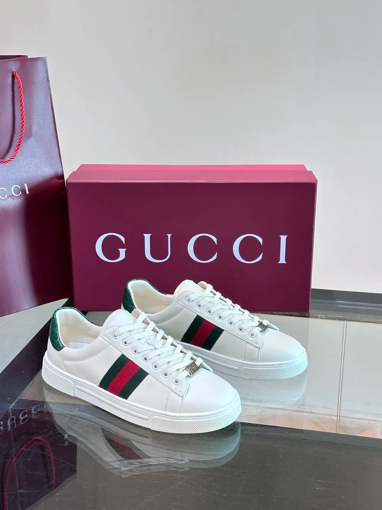 Gucci Tênis Lifestyle Branco e Verde de Couro Web Stripe Side Panel 4