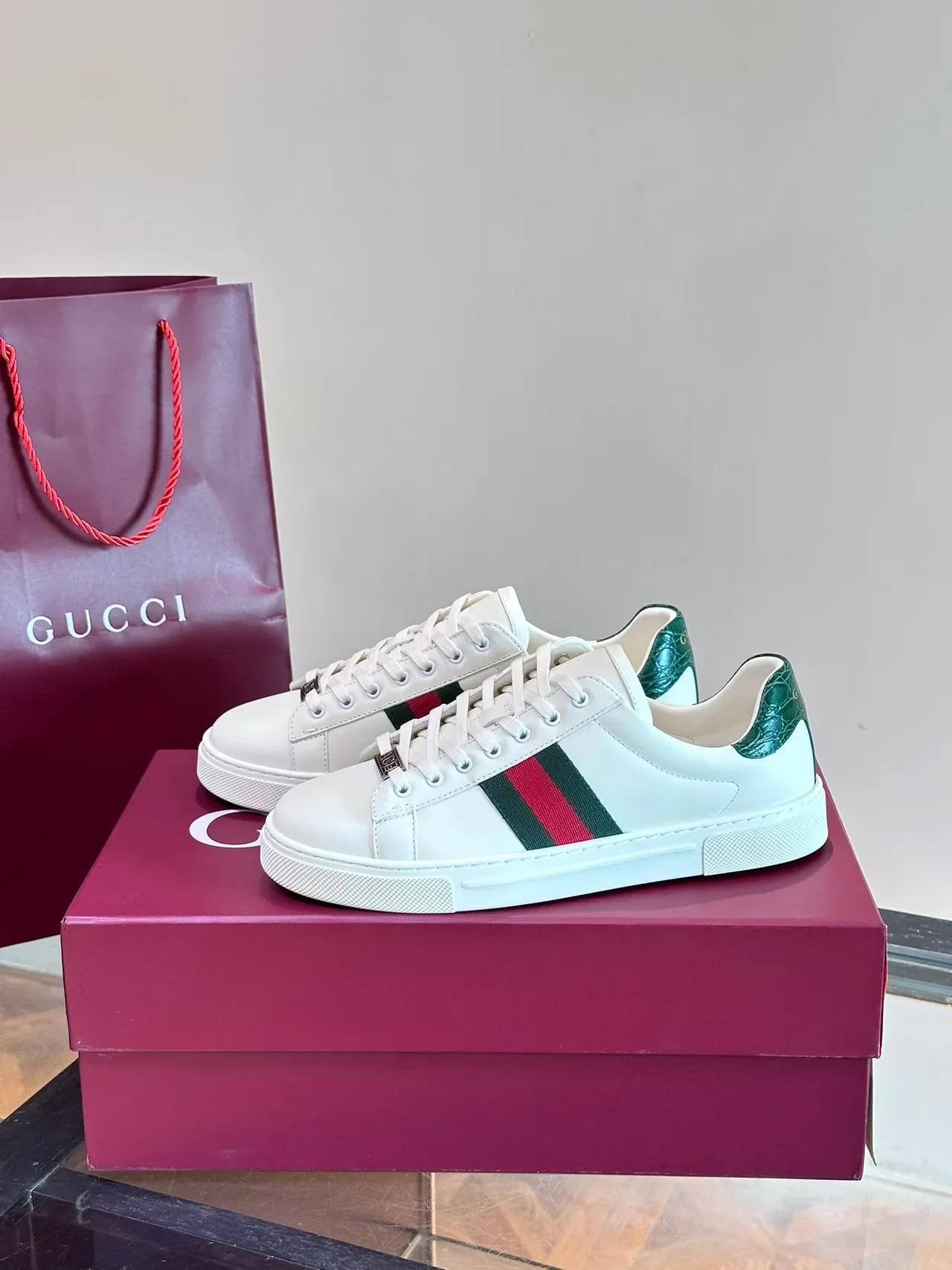 Gucci Tênis Lifestyle Branco e Verde de Couro Web Stripe Side Panel 5