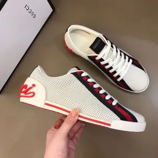 Gucci Blanco Rojo Cuero Perforado Superior Detalle Banda Web Zapatillas Lifestyle