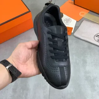Hermès Sneaker Lifestyle جلد أسود مثقوب