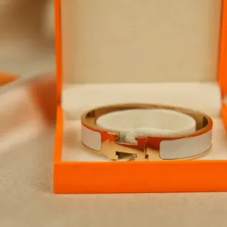 Hermès Clic H سوار مينا أبيض لون ذهبي