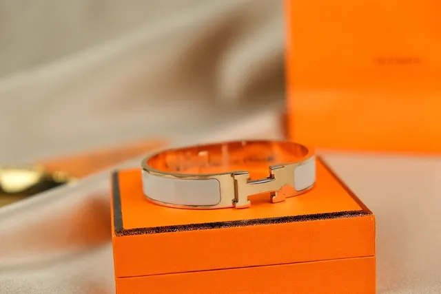 Hermès Clic H سوار مينا أبيض لون ذهبي 2