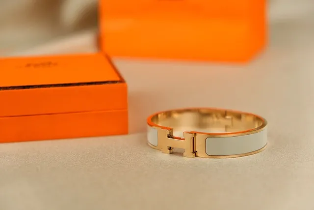 Hermès Clic H سوار مينا أبيض لون ذهبي 4