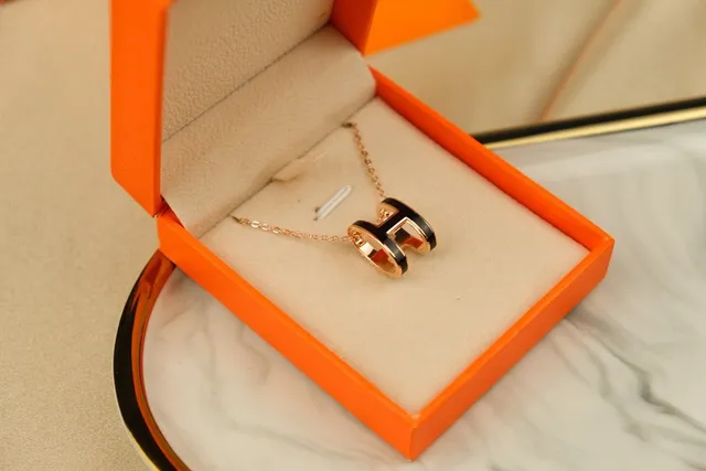 Hermès H सोने का काला पेंडेंट एनामेल इनले नेकलेस 2