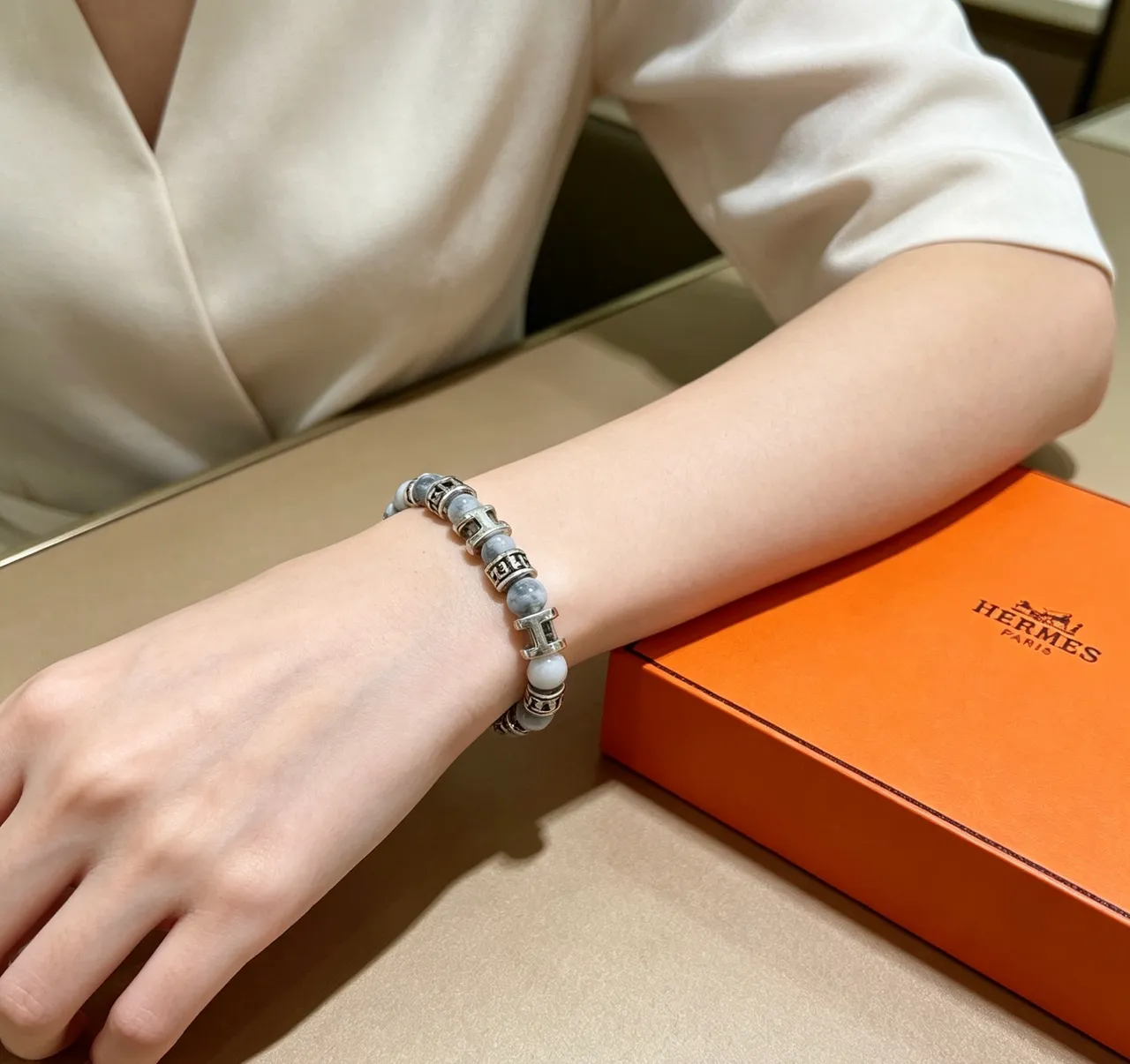Hermès H Motif মার্বেল পাথর এবং সিলভার-টোন মণিচুড়ি 6