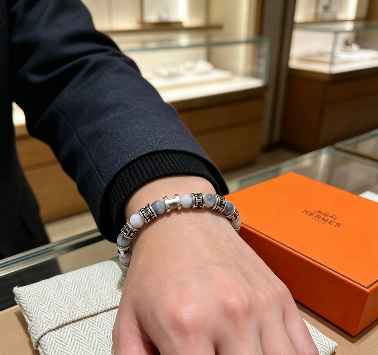 Hermès H Motif মার্বেল পাথর এবং সিলভার-টোন মণিচুড়ি 8