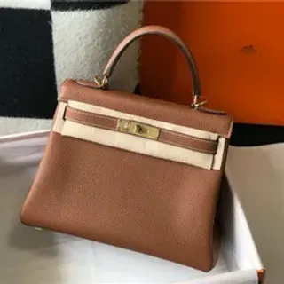 Hermès Kelly ब्राउन बेज़ संरचित टॉप-हैंडल पेबल्ड चमड़ा टोट बैग