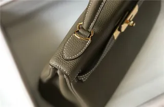 Hermès Kelly Marron Beige Structurée anse supérieure cuir grainé sac tote 5