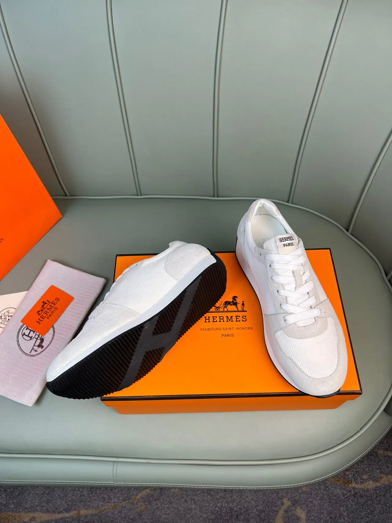Hermès Lifestyle অফ-হোয়াইট এবং গ্রে লো-টপ স্নিকার্স 2