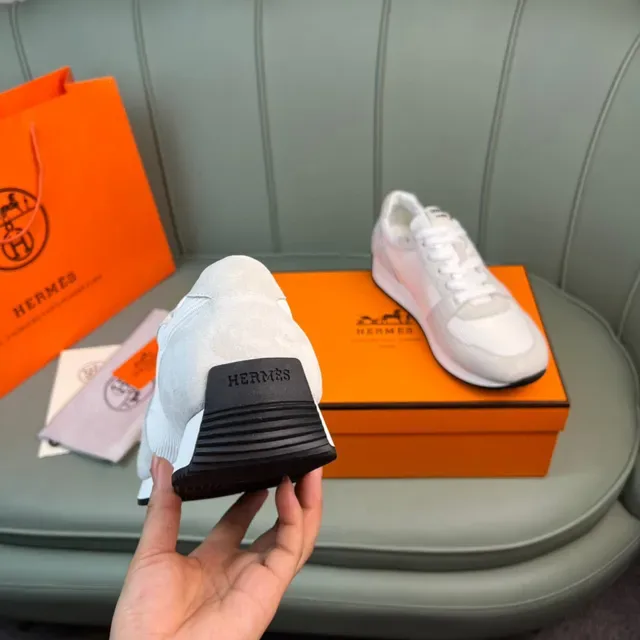 Hermès Lifestyle অফ-হোয়াইট এবং গ্রে লো-টপ স্নিকার্স 4