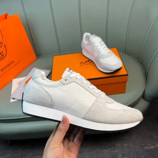 Hermès Lifestyle অফ-হোয়াইট এবং গ্রে লো-টপ স্নিকার্স 5