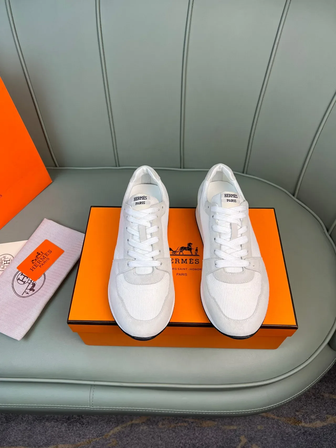 Hermès Lifestyle অফ-হোয়াইট এবং গ্রে লো-টপ স্নিকার্স 9