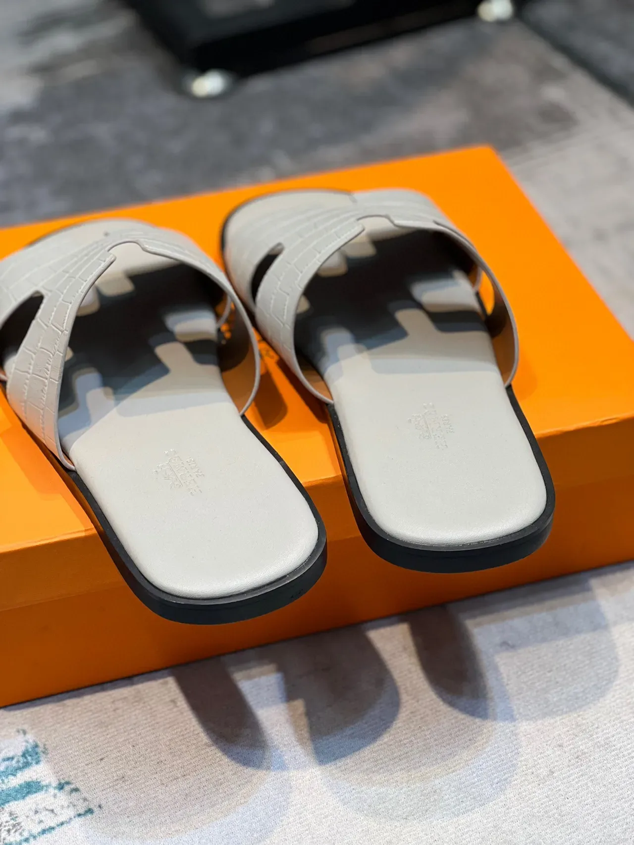 Hermès Oran 鳄鱼压纹灰色拖鞋 2