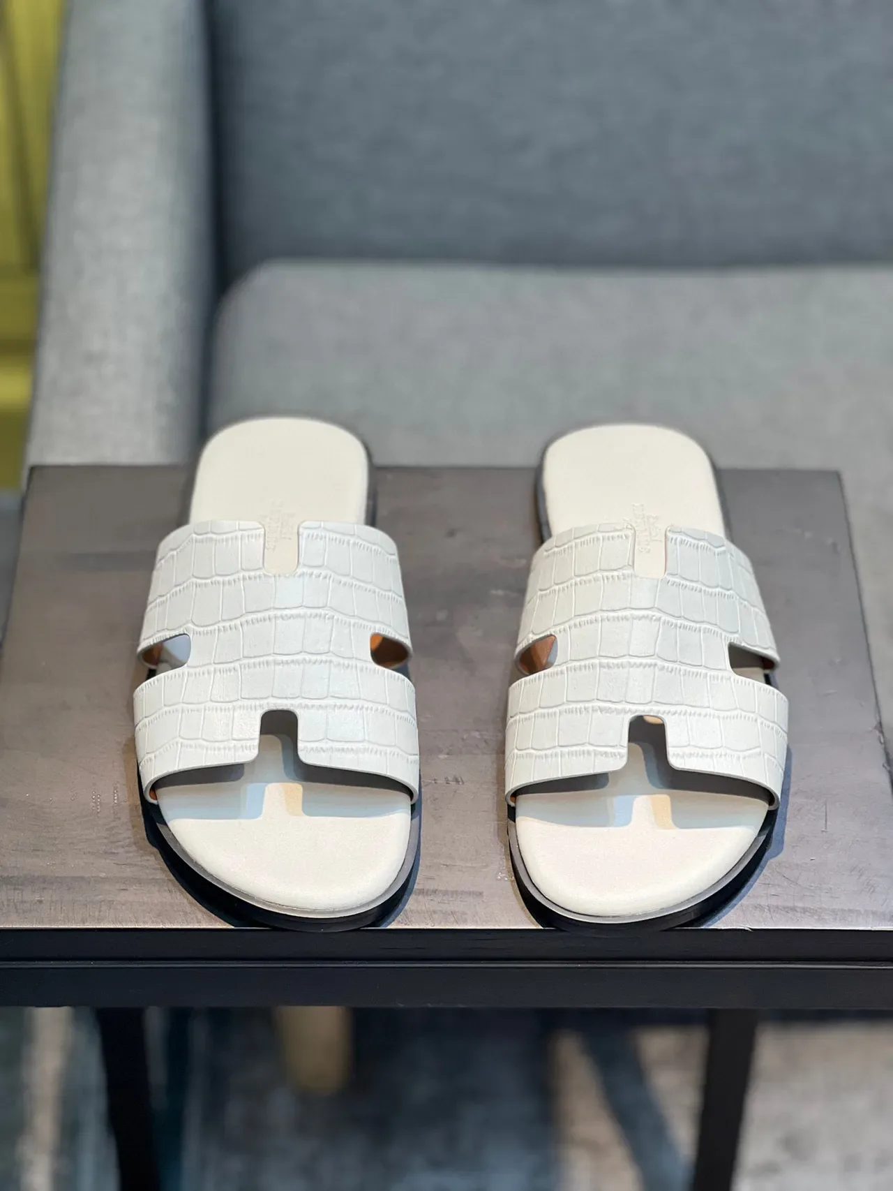 Hermès Oran 鳄鱼压纹灰色拖鞋 4